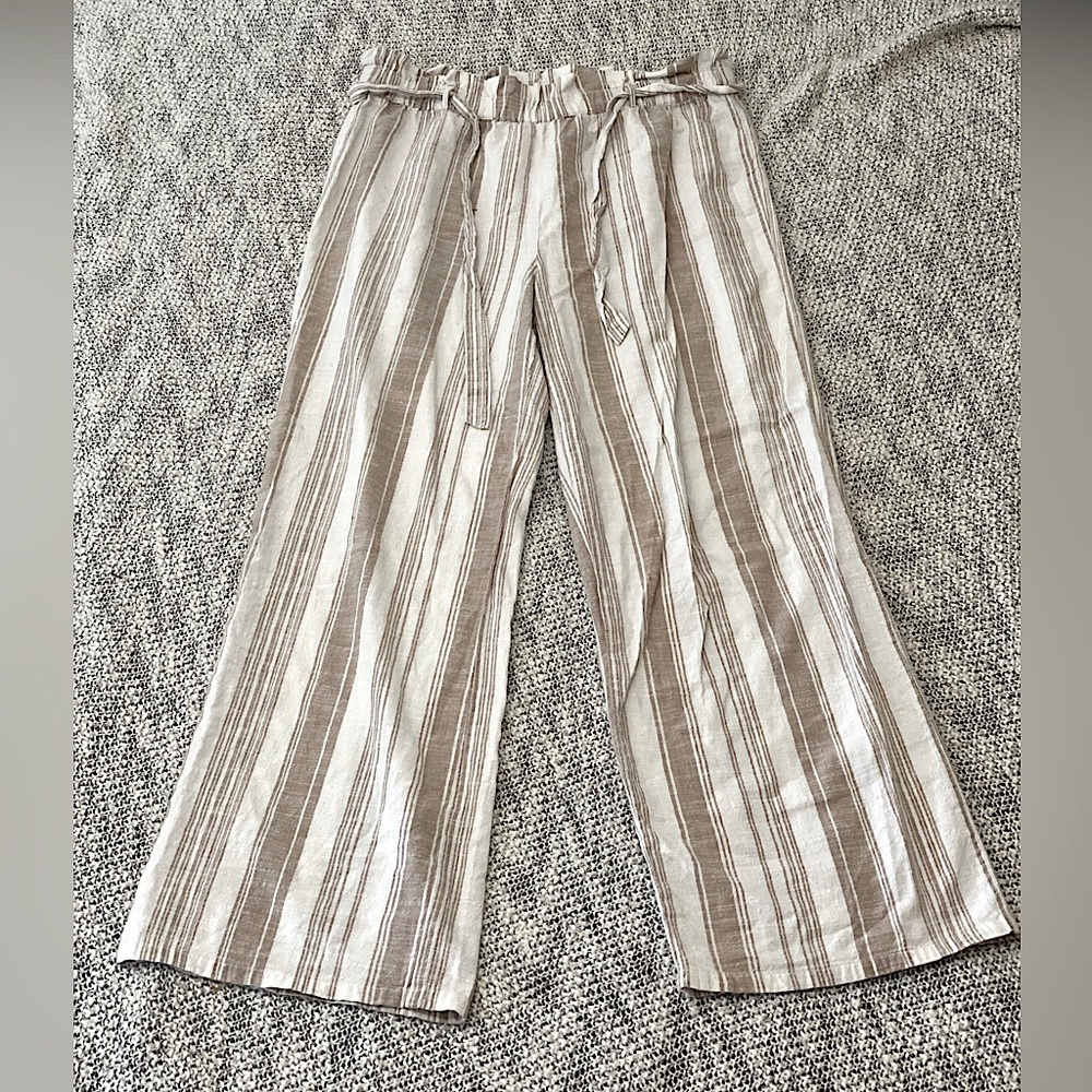 White and beige cotton pants with belt